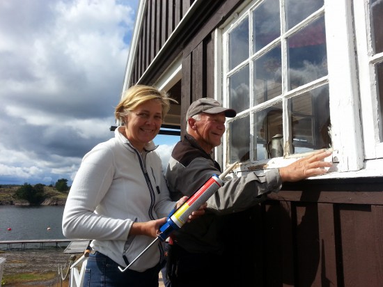 Arne lär Elisabeth allt om fönsterkittning